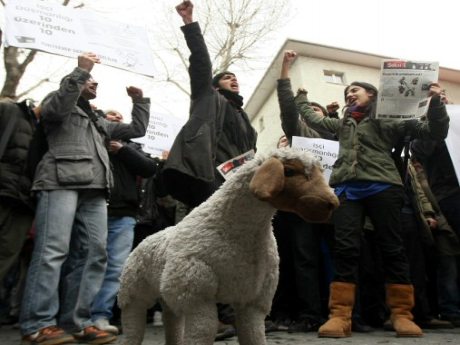 Liselilerden 'koyun'lu protesto