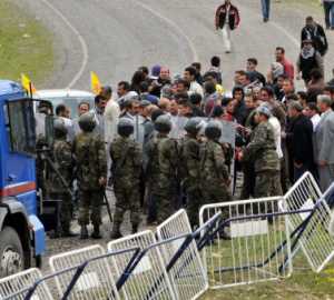 Kars ve Erzincan'da izinsiz gösteriler