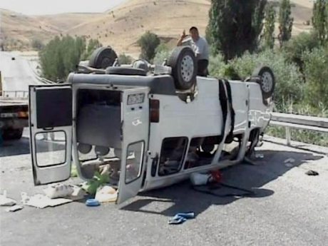 Tokat'ta minibüs devrildi: 15 yaralı