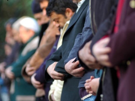 Protesto için sokakta namaz kıldılar