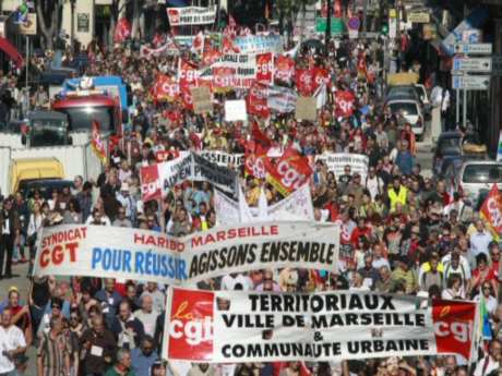 Onbinler, emeklilik reformunu protesto etti