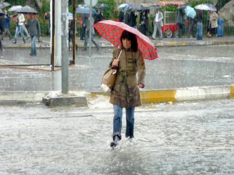 Bir haftalık yağmur, 10 dakikada yağdı