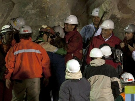 Kurtarılan madencilerden ilki 'madene döndü'