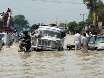 Pakistan'a 11 tır yardım malzemesi