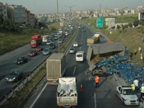 Otomobille tır çarpıştı: 1 ölü