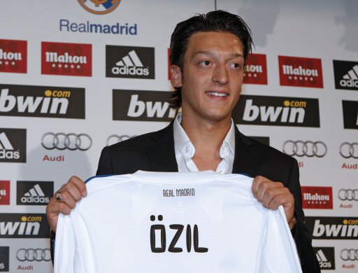 Özil, ayak bileğinden sakatlandı