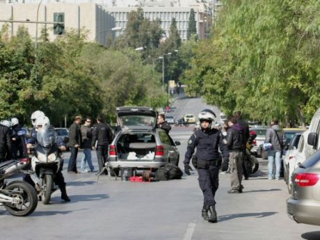 Atina'da bombalı paket: 1 yaralı