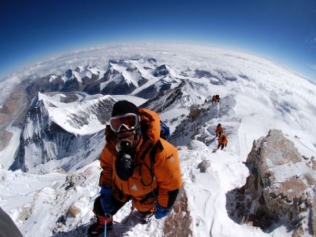 Everest'te binlerce turist mahsur kaldı