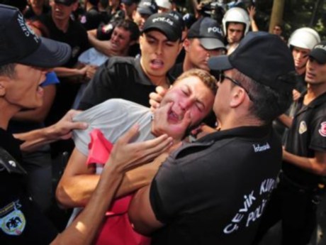 Öğrenciler hakkındaki hapis cezasına protesto