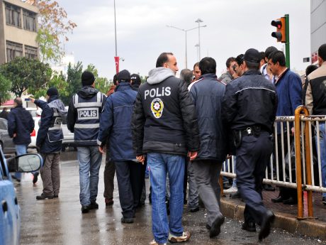 Gül'e öğrenci protestosu