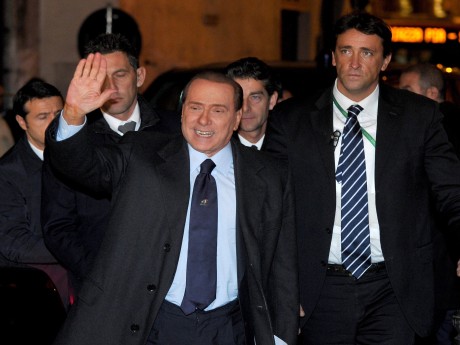 Berlusconi güven oyu aldı