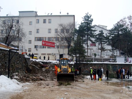 Teneffüste duvar çöktü: 4 öğrenci yaralı