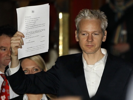 Ve Assange özgür