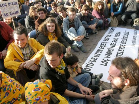 Öğrencilerden HES protestosu