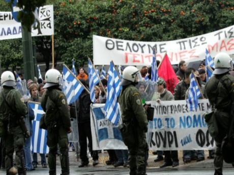 Atina'da göçmenlerle polis arasında arbede