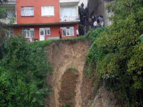 Heyelan tehlikesi nedeniyle evler boşaltılıyor