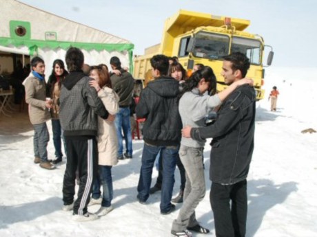 Sevgililer Günü'nü karda dans ederek kutladılar