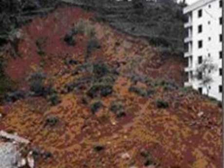 Hakkari'de toprak kayması