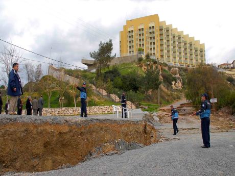 Kuşadası'nda toprak kayması