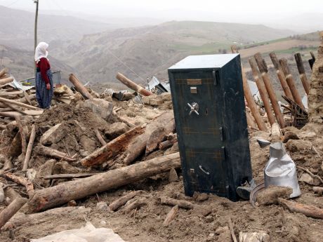 Elazığ'da hasar tespit listeleri asıldı