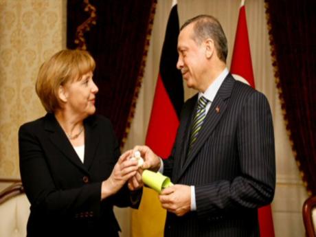 Erdoğan ve Merkel'den Lara'ya jest