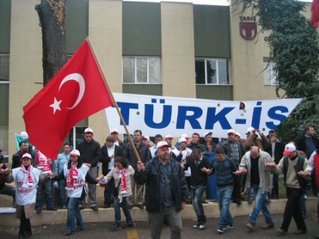 TARİŞ işçilerinden 'düdüklü' eylem