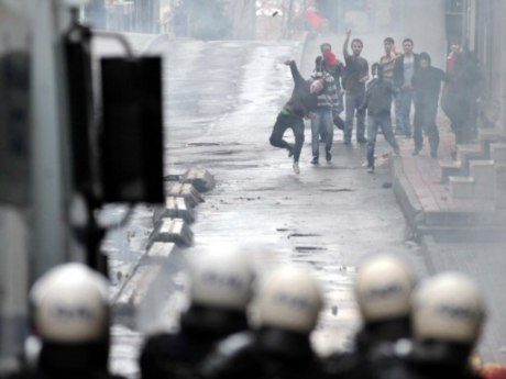 Yumruk protestosu Taksim'i karıştırdı