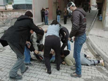 Hakkari'de insanlık yerlerde sürüklendi