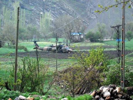 Askeri helikopter zorunlu iniş yaptı (14.04.2010)