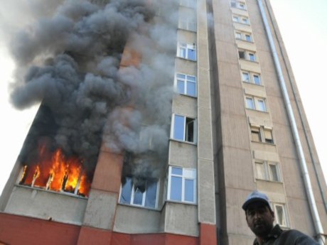 Pencerelerde kurtarılmayı beklediler