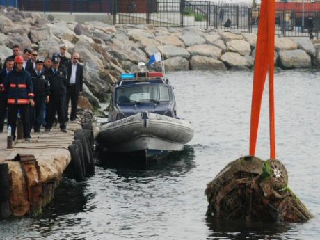 Maltepe'de denizden 2 araç çıkarıldı