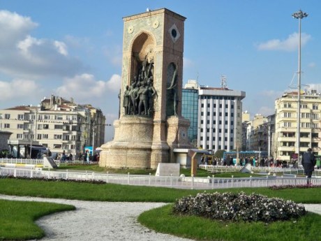 Taksim Cumhuriyet Anıtı'nın restorasyonu tamamlandı