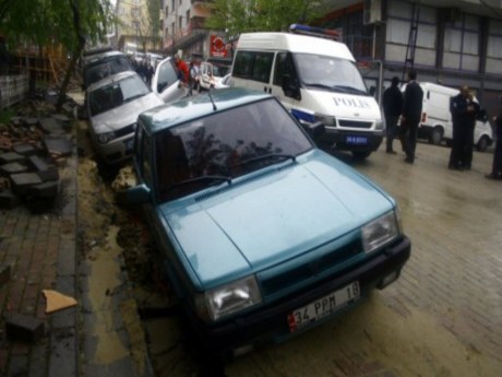 Güngören'de yol çökmesi sonucu 30 araç hasar gördü