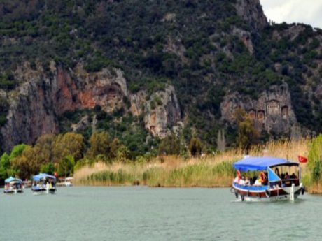 Dalyan'da turistler için tekne turu