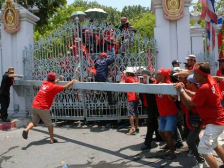 Polis protestoculara müdahale etti