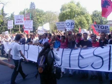 Arnavutlar protesto gösterisi düzenledi