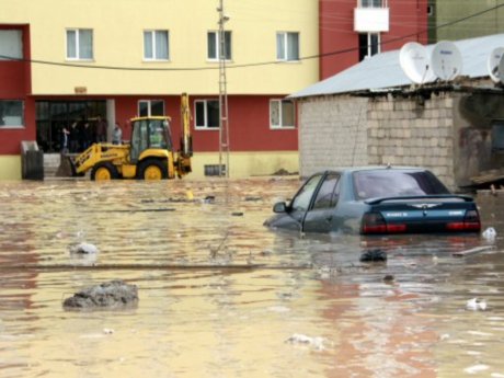 Ağrı sele teslim