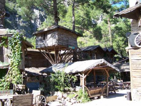 Ağaç evlerde tatilin adresi: Olimpos