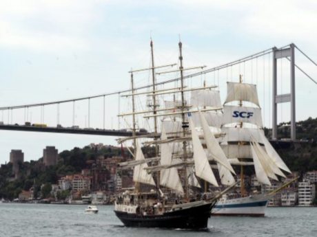 Tarihi yelkenliler İstanbul Boğazı'nda