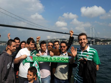 Köprülerde Bursaspor bayrağı