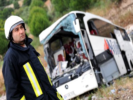 İzmir'de trafik kazası:1 ölü 19 yaralı