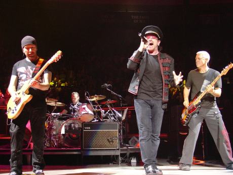 U2'nun solisti Bono ameliyat oldu