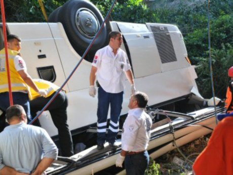 Tur otobüsü devrildi: 16 ölü