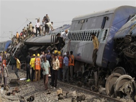 Hindistan'da tren kazası: 71 ölü