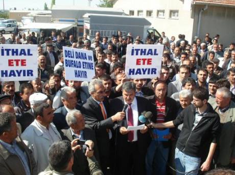 Besiciler Konya'da yol kapattı