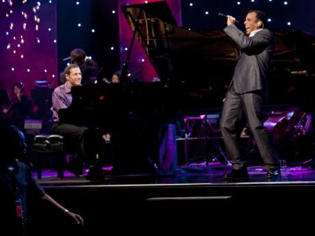 Latin pop müziği rüzgarı Jon Secada ile esecek