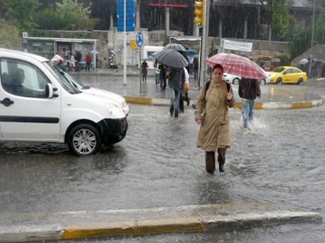 İstanbul'u sel aldı