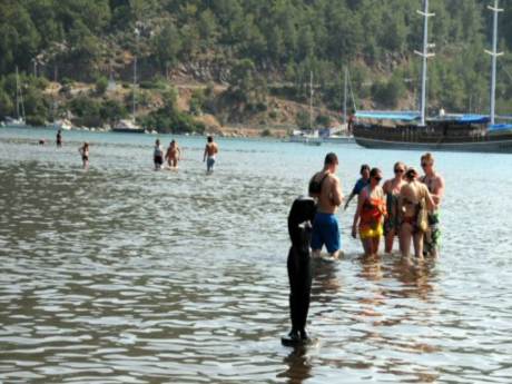 Deniz üstünde yürüyüp, güzel prensesi anıyorlar