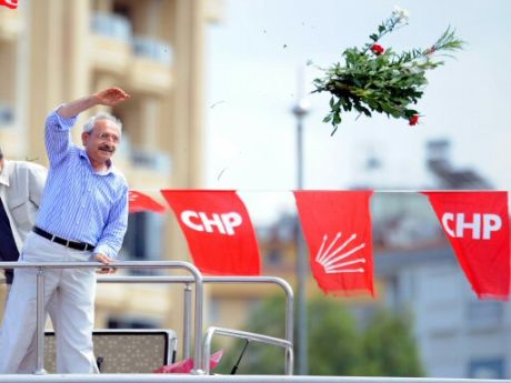 'AKP daha yolun başında korsan afiş kullanmaya başladı''