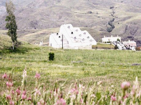 Sırtını toprağına yaslayan müze